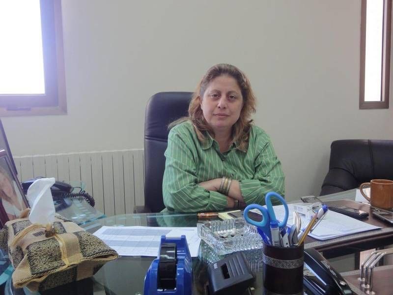 SURİYE’DE REJİMİN DEVRİLMESİYLE BİRLİKTE REJİME DESTEK VEREN ESAD AJANI KADIN PROFESÖR NAHLA ESA ASKERLER TARAFINDAN TUTUKLANDI.