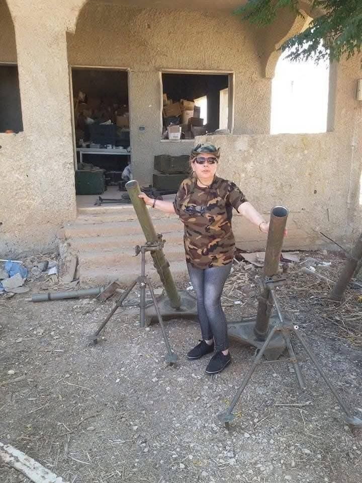 SURİYE’DE REJİMİN DEVRİLMESİYLE BİRLİKTE REJİME DESTEK VEREN ESAD AJANI KADIN PROFESÖR NAHLA ESA ASKERLER TARAFINDAN TUTUKLANDI.