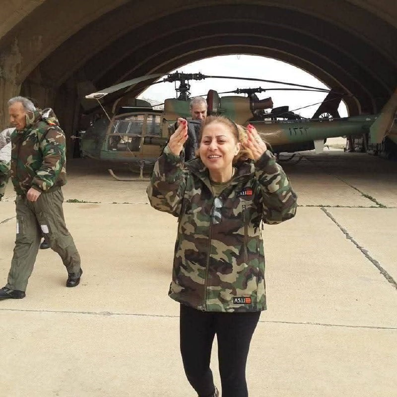 SURİYE’DE REJİMİN DEVRİLMESİYLE BİRLİKTE REJİME DESTEK VEREN ESAD AJANI KADIN PROFESÖR NAHLA ESA ASKERLER TARAFINDAN TUTUKLANDI.