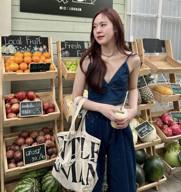 12 Gaya Santai Girly dengan Tank Top June Wanwimol yang Wajib Dicoba