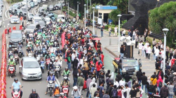 MENGGELAR AKSI UNJUK RASA - Massa dari Aliansi Rakyat Menggugat (ARM) geruduk dan menggelar aksi unjuk rasa menuntut Presiden ke-7 RI Joko Widodo atau Jokowi diadili di depan Polda Metro Jaya, Senayan, Jakarta Selatan, Jumat (7/2/2025). Mereka menuntut Polri untuk mengusut sejumlah pelanggaran hukum yang terjadi di era pemerintahan Jokowi, termasuk kasus dugaan korupsi yang menyeret keluarga mantan gubernur Jakarta tersebut. Warta Kota/Yulianto