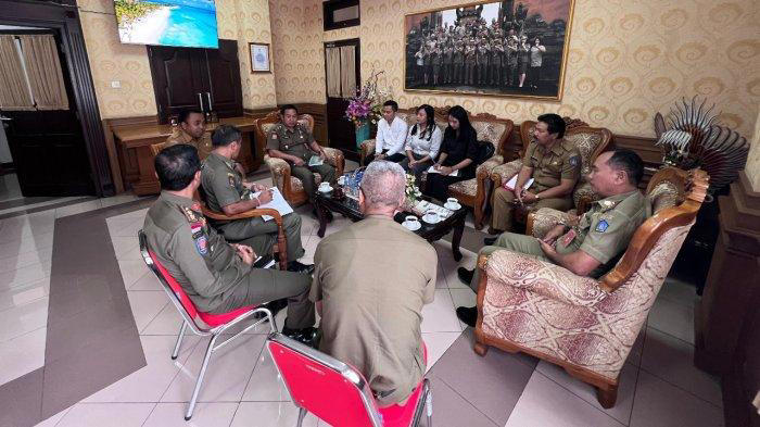 PEMANGGILAN - Satpol PP Badung memanggil dan melakukan pertemuan dengan manajemen Atlas di kantor Satpol PP Badung pada Senin 3 Februari 2025. Terkait Video Dewa Siwa, Satpol PP Badung Layangkan Surat Teguran ke Atlas Beach Club (Istimewa/Satpol PP Badung)