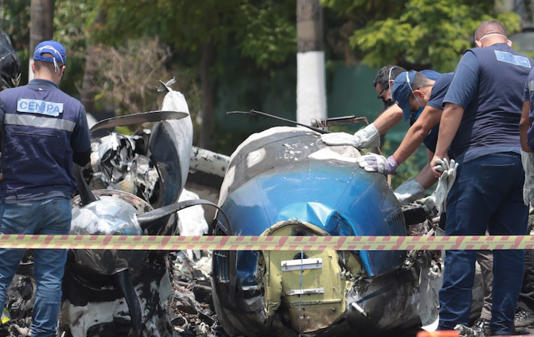 Acidente de avião, que caiu na Barra Funda, provocou a morte de duas pessoas e deixou outras seis feridas na manhã desta sexta-feira. Foto: Werther Santana/Estadão