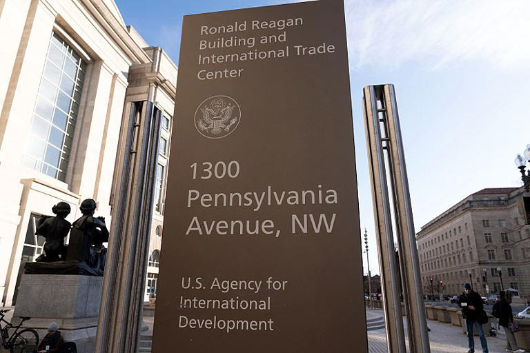 Cartel de USAID en el exterior de la sede de la agencia en Washington, 7 de febrero de 2025. AP Photo