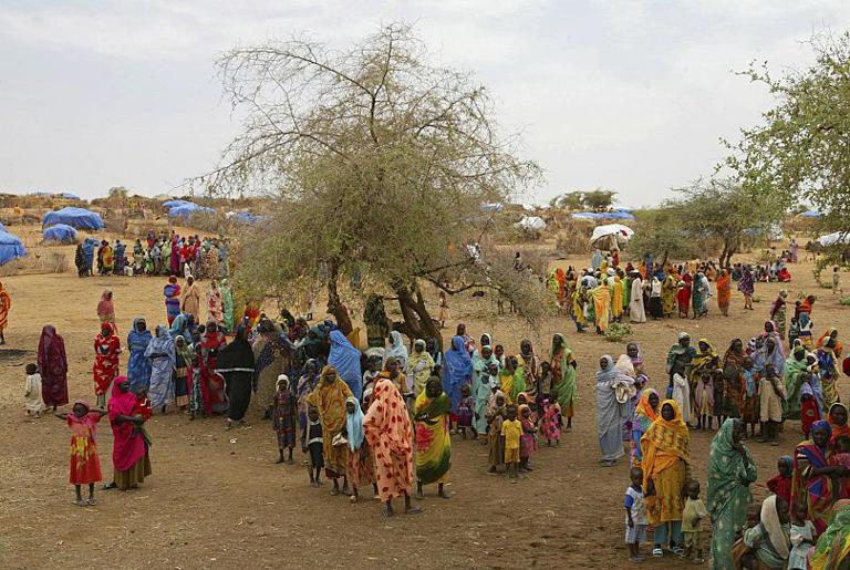 Mujeres sudanesas desplazadas se reúnen en el campo de refugiados de Zam Zam, a las afueras de la ciudad de El-Fashir, en Darfur, el 1 de julio de 2004. Karel Prinsloo/AP2004