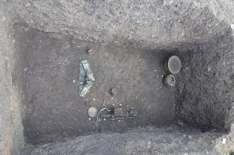 Στον τάφο άλλου πολεμιστή ανακαλύφθηκε μια ζώνη (Φωτογραφία: Soprintendenza Archeologia Belle Arti e Paesaggio di Salerno e Avellino).