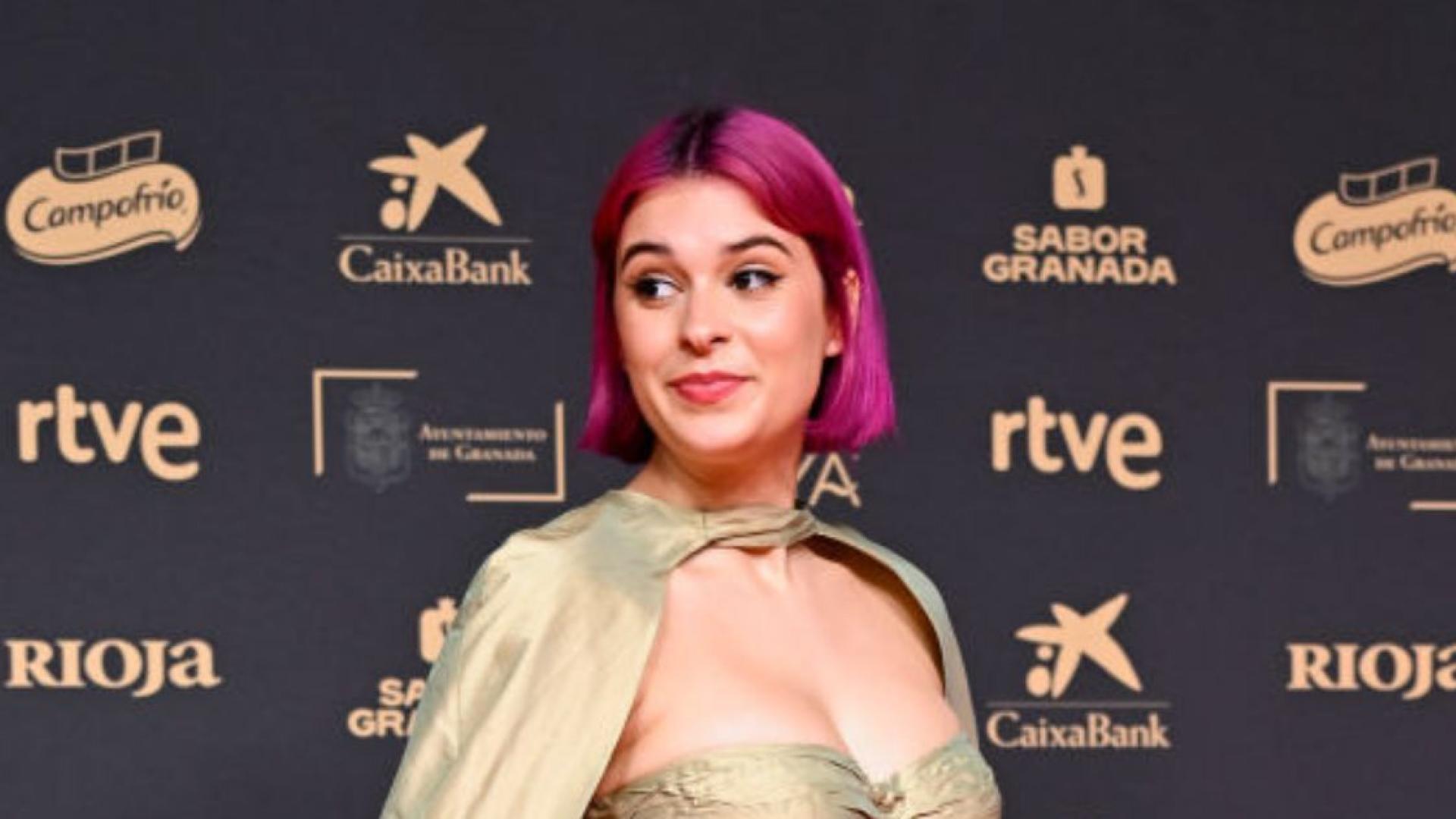 Dora Postigo, hija de Bimba Bosé, se planta en la alfombra roja de los Goya  en zapatillas: "Estar en tacones es una cosa que no se puede"