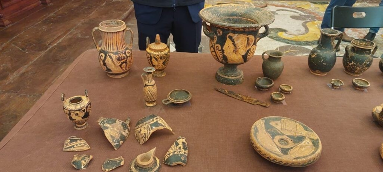 Πολλές από τις ταφές περιείχαν κτερίσματα, γυαλισμένα με μαύρο βερνίκι και διακοσμημένα με κόκκινες γυναικείες μορφές (Φωτογραφία: Soprintendenza Archeologia Belle Arti e Paesaggio di Salerno).