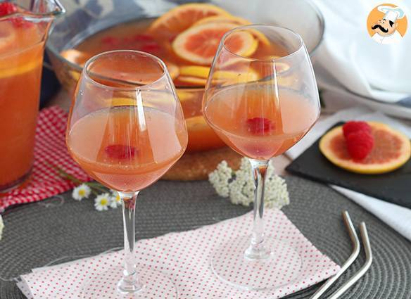 Rosa sangria mit roséwein