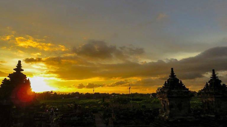 WISATA MALAM KLATEN - Keindahan Matahari Terbenam di Candi Plaosan Lor, Klaten. (Kompas.com/Anggara Wikan Prasetya)