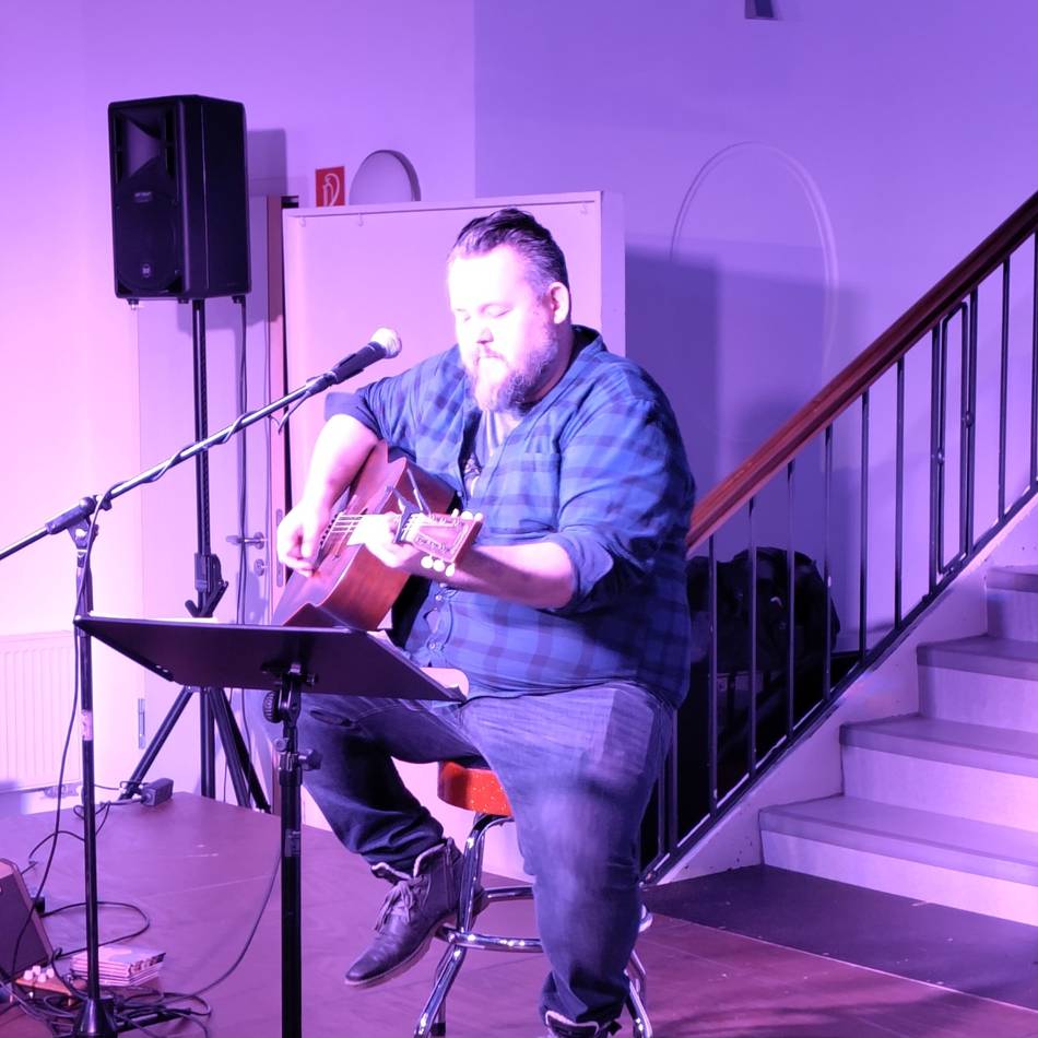Phil Seeboth präsentiert erdigen Akustik-Blues