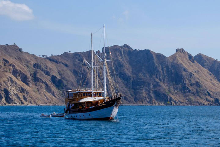 Kapal Pinisi di Pulau Komodo. Foto: Shutterstock