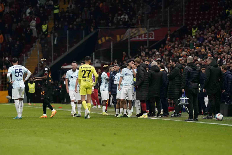 TRENDYOL SÜPER LİG’İN 23. HAFTASINDA GALATASARAY, EVİNDE ADANA DEMİRSPOR İLE KARŞI KARŞIYA GELDİ. MÜSABAKADA SARI-KIRMIZILI EKİBİN 1-0 ÜSTÜNLÜĞÜYLE DEVAM EDERKEN, ADANA DEMİRSPOR 33. DAKİKADA SAHADAN ÇEKİLDİ.