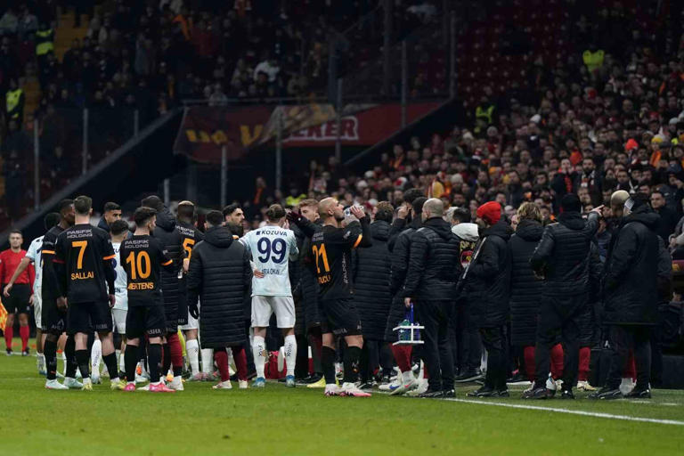 TRENDYOL SÜPER LİG’İN 23. HAFTASINDA GALATASARAY, EVİNDE ADANA DEMİRSPOR İLE KARŞI KARŞIYA GELDİ. MÜSABAKADA SARI-KIRMIZILI EKİBİN 1-0 ÜSTÜNLÜĞÜYLE DEVAM EDERKEN, ADANA DEMİRSPOR 33. DAKİKADA SAHADAN ÇEKİLDİ.