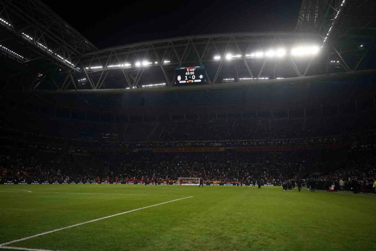 TRENDYOL SÜPER LİG’İN 23. HAFTASINDA GALATASARAY, EVİNDE ADANA DEMİRSPOR İLE KARŞI KARŞIYA GELDİ. MÜSABAKADA SARI-KIRMIZILI EKİBİN 1-0 ÜSTÜNLÜĞÜYLE DEVAM EDERKEN, ADANA DEMİRSPOR 33. DAKİKADA SAHADAN ÇEKİLDİ.