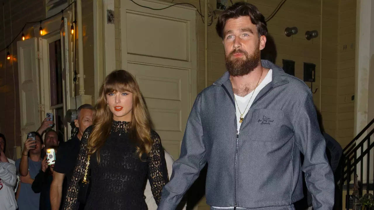 Taylor Swift picks a LBD for a dinner date with boyfriend Travis Kelce