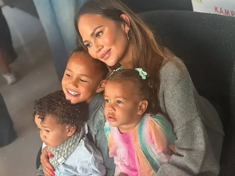 Chrissy Teigen Slams Haters After Instagram Bath Post with Kids(02)