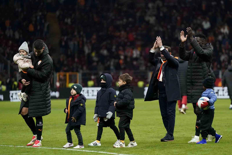 TRENDYOL SÜPER LİG’İN 23. HAFTASINDA GALATASARAY, EVİNDE ADANA DEMİRSPOR İLE KARŞI KARŞIYA GELDİ. MÜSABAKADA SARI-KIRMIZILI EKİBİN 1-0 ÜSTÜNLÜĞÜYLE DEVAM EDERKEN, ADANA DEMİRSPOR 33. DAKİKADA SAHADAN ÇEKİLDİ.