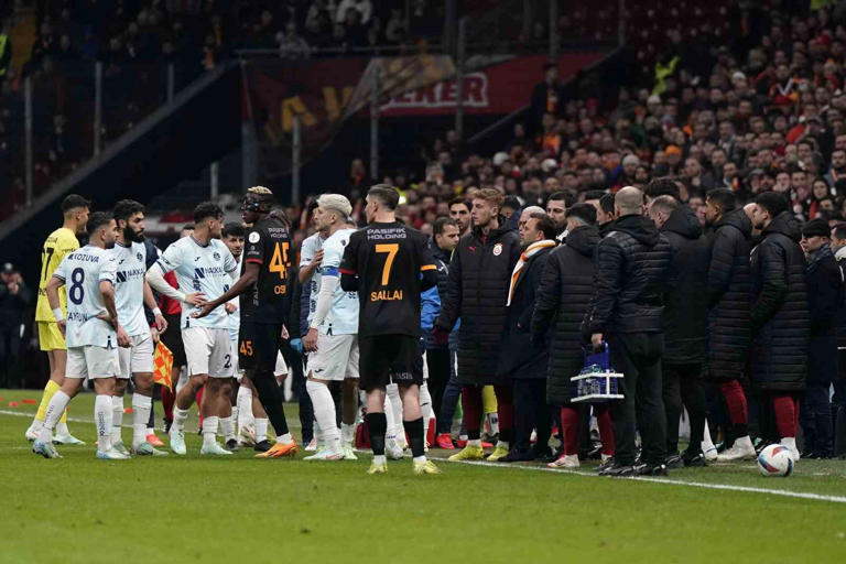 TRENDYOL SÜPER LİG’İN 23. HAFTASINDA GALATASARAY, EVİNDE ADANA DEMİRSPOR İLE KARŞI KARŞIYA GELDİ. MÜSABAKADA SARI-KIRMIZILI EKİBİN 1-0 ÜSTÜNLÜĞÜYLE DEVAM EDERKEN, ADANA DEMİRSPOR 33. DAKİKADA SAHADAN ÇEKİLDİ.