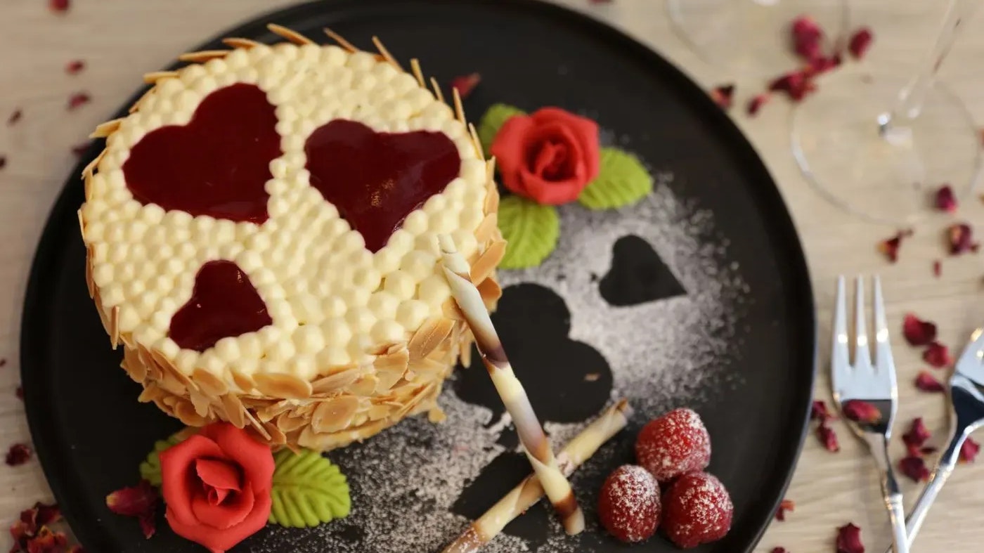 Vanillecreme-Torte mit Himbeeren