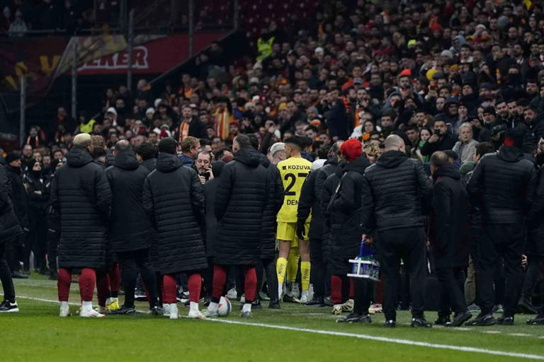 TRENDYOL SÜPER LİG’İN 23. HAFTASINDA GALATASARAY, EVİNDE ADANA DEMİRSPOR İLE KARŞI KARŞIYA GELDİ. MÜSABAKADA SARI-KIRMIZILI EKİBİN 1-0 ÜSTÜNLÜĞÜYLE DEVAM EDERKEN, ADANA DEMİRSPOR 33. DAKİKADA SAHADAN ÇEKİLDİ.