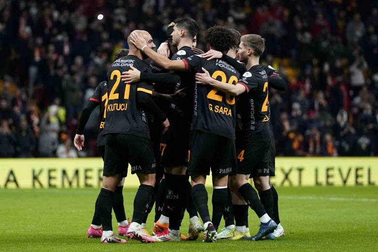 TRENDYOL SÜPER LİG’İN 23. HAFTASINDA GALATASARAY, EVİNDE ADANA DEMİRSPOR İLE KARŞI KARŞIYA GELDİ. MÜSABAKADA SARI-KIRMIZILI EKİBİN 1-0 ÜSTÜNLÜĞÜYLE DEVAM EDERKEN, ADANA DEMİRSPOR 33. DAKİKADA SAHADAN ÇEKİLDİ.
