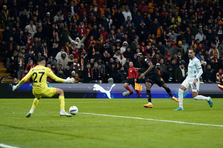 TRENDYOL SÜPER LİG’İN 23. HAFTASINDA GALATASARAY, EVİNDE ADANA DEMİRSPOR İLE KARŞI KARŞIYA GELDİ. MÜSABAKADA SARI-KIRMIZILI EKİBİN 1-0 ÜSTÜNLÜĞÜYLE DEVAM EDERKEN, ADANA DEMİRSPOR 33. DAKİKADA SAHADAN ÇEKİLDİ.