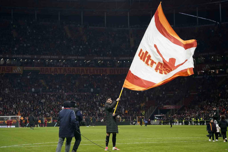 TRENDYOL SÜPER LİG’İN 23. HAFTASINDA GALATASARAY, EVİNDE ADANA DEMİRSPOR İLE KARŞI KARŞIYA GELDİ. MÜSABAKADA SARI-KIRMIZILI EKİBİN 1-0 ÜSTÜNLÜĞÜYLE DEVAM EDERKEN, ADANA DEMİRSPOR 33. DAKİKADA SAHADAN ÇEKİLDİ.