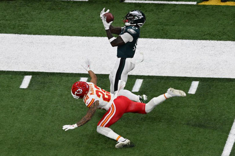 AJ Brown's huge gainer for the Eagles was called back by the officials, leaving Tom Brady baffled