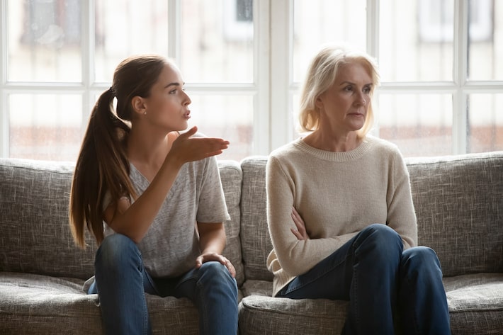 Idosos têm a fama de serem teimosos, mas psiquiatra alerta que todos nós temos a capacidade de ser rígidos e cometer erros em todas as fases da vida. Foto: fizkes/Adobe Stock