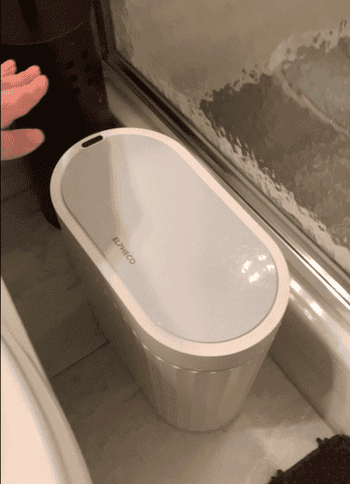 Reviewer shows how easy it is to open the can
