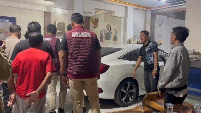 RUMAH ARSIN DIGELEDAH - Bareskrim Mabes Polri menggeledah rumah Kades Arsin bin Asip, di Jalan Kali Baru, Pakuhaji, Senin (10/2/2025). Terlihat satu unit mobil Honda Civic putih terpakir di halaman rumah Kades Arsin. (TribunTangerang/ Nurmahadi)