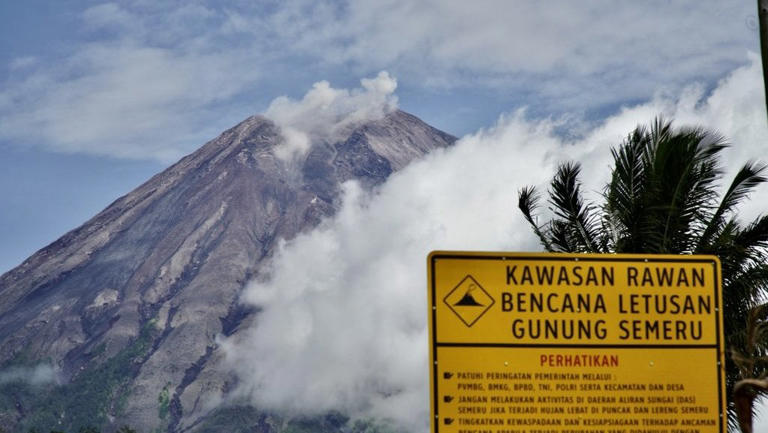 Aktivitas vulkanis Gunung Semeru 