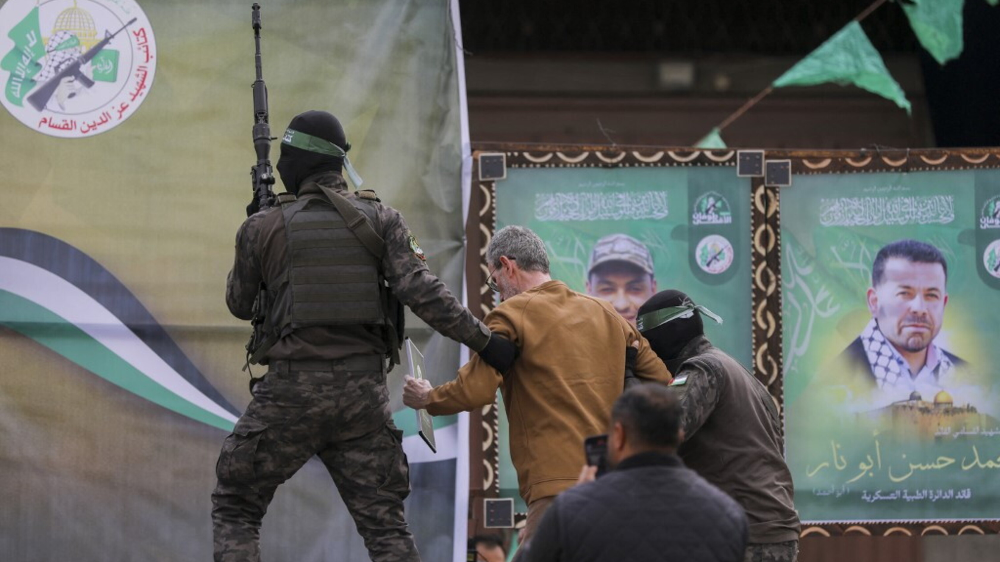 Ucciso uno degli ostaggi israeliani. Trump: "Se non tornano sarà l'inferno"