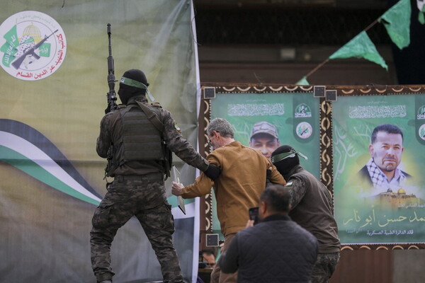 Ucciso uno degli ostaggi israeliani. Trump: "Se non tornano sarà l'inferno"