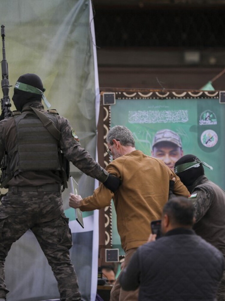 Ucciso uno degli ostaggi israeliani. Trump: "Se non tornano sarà l'inferno"