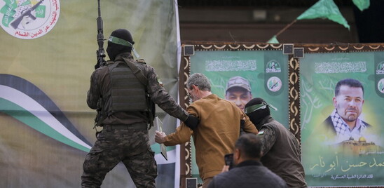 Ucciso uno degli ostaggi israeliani. Trump: "Se non tornano sarà l'inferno"