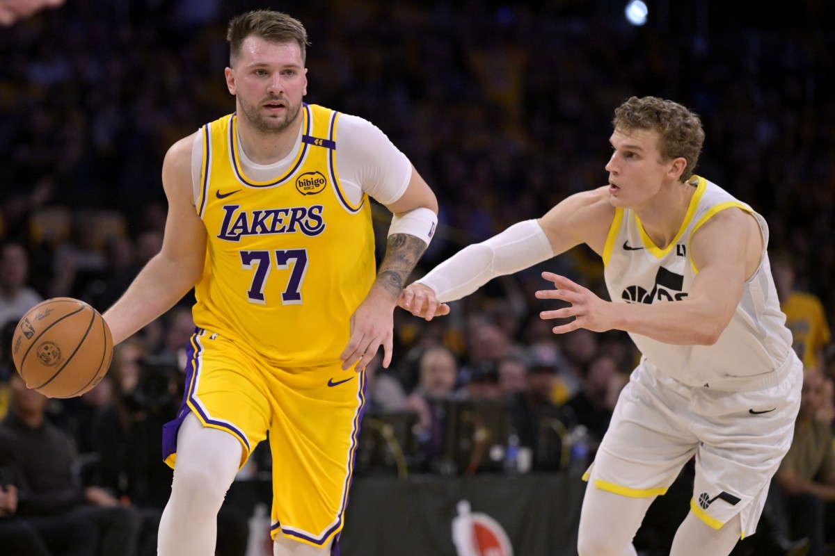 LeBron James Gave Luka Doncic An Inspiring Message In Pre-Game Huddle  Before Debut: "Don't Fit In"