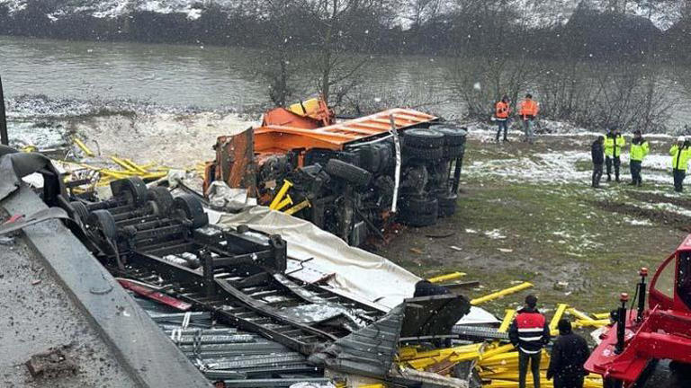 Kar küreme aracı ile TIR köprüden uçtu! 2 kişi hayatını kaybetti