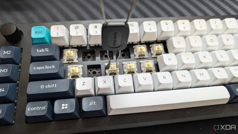 removing hot swappable switches from keychron q65 max