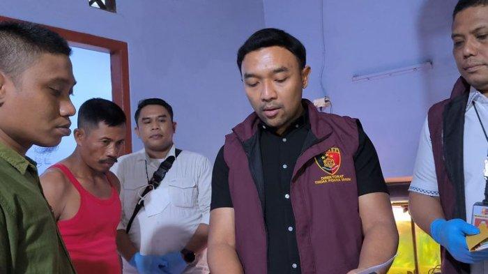 PENGGELEDAHAN: Ketua RT 05/02, Muhammad Sobirin (kemeja hijau tua) dan Abang Ipar Sekdes Kohod, Marmadi (kaos singlet merah) bersama tim penyidik Bareskrim Polri.(Kompas.com/Intan Afrida Rafni )