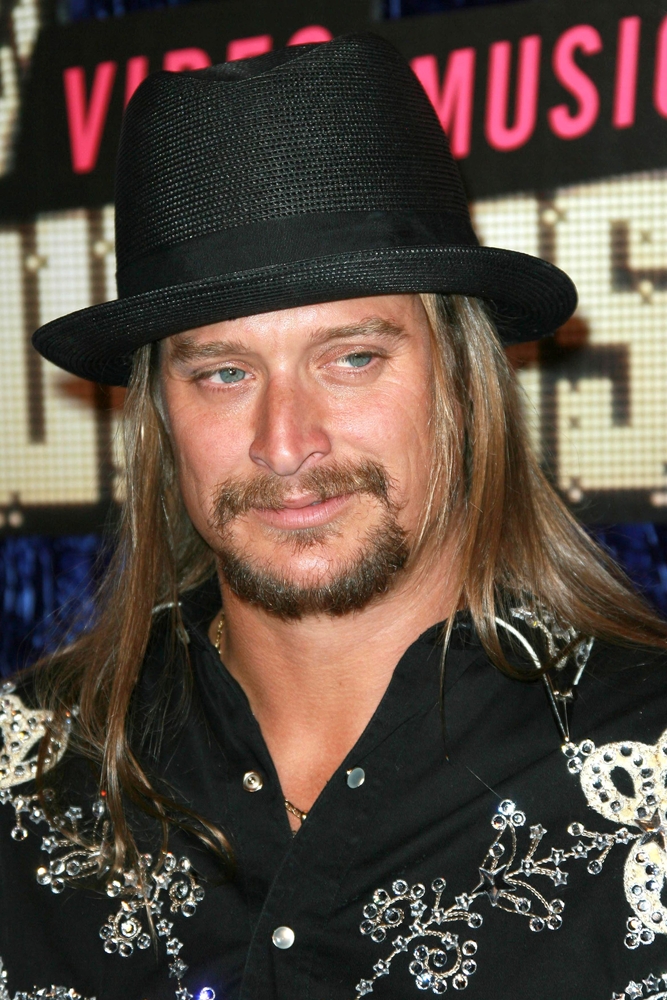 Kid Rock storms off-stage, blaming it on crowd's behavior