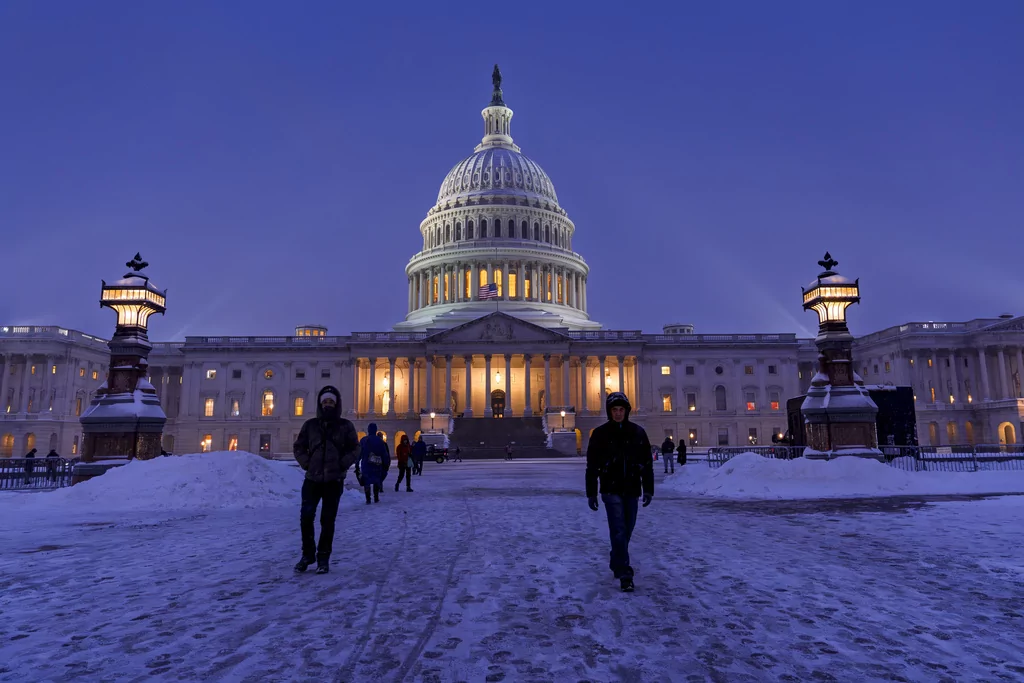 Snow prompts OPM to send federal workers home early during first week