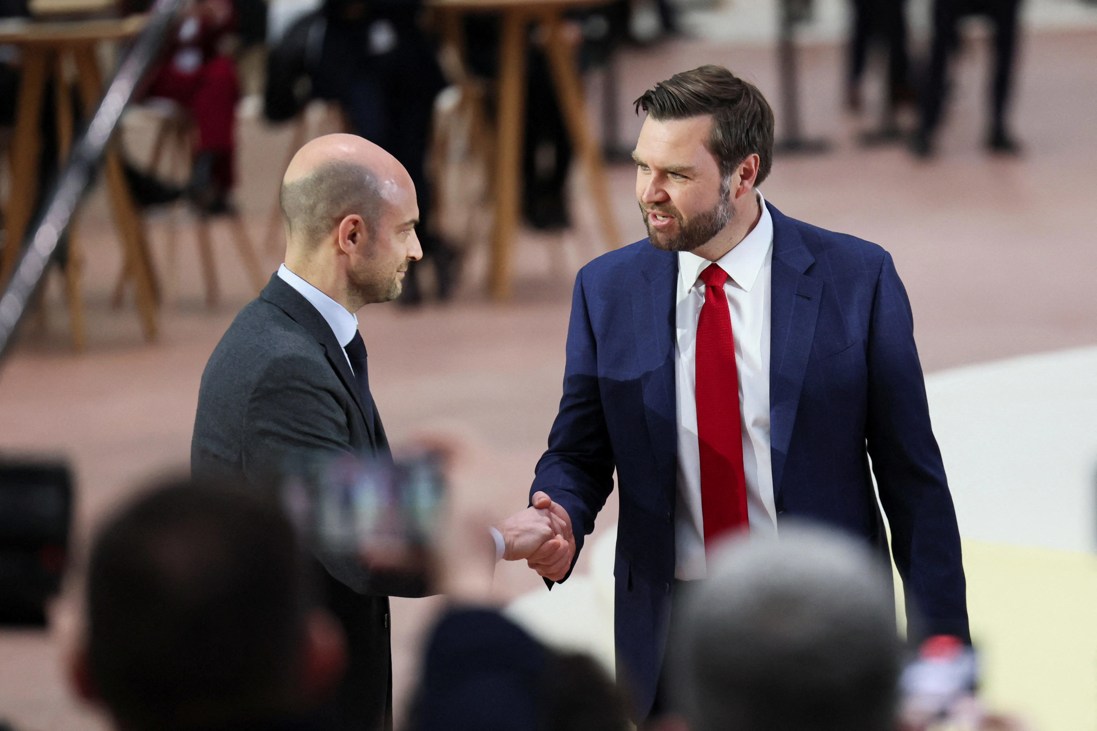 JD Vance critica las «masivas» regulaciones de IA de la UE en la Cumbre de París