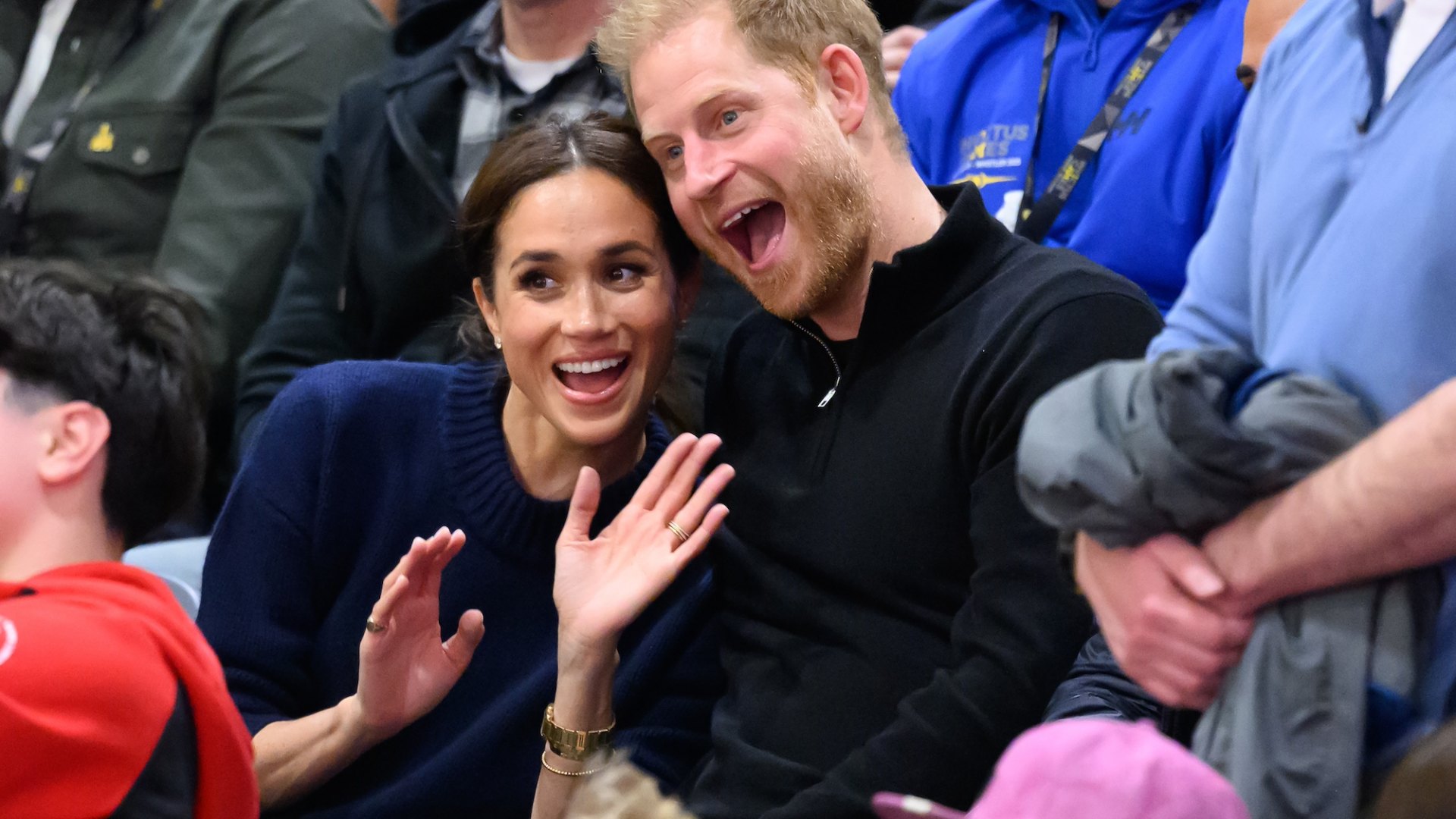 Prince Harry Playfully Invites Meghan Markle to Sing on Stage(00)