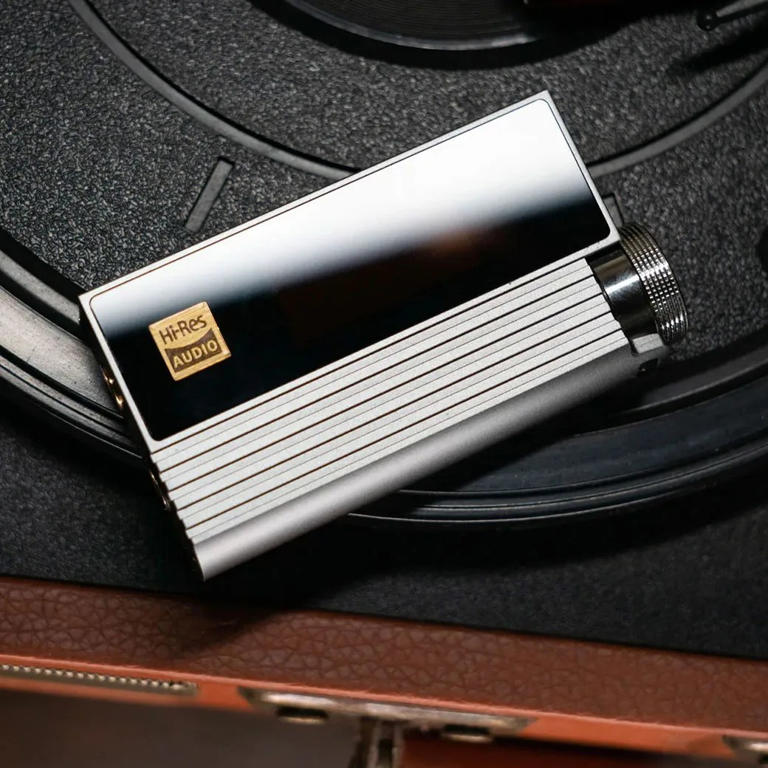 This Tiny Hi-Fi Gadget Is a Portable Tube Amp for Your iPhone