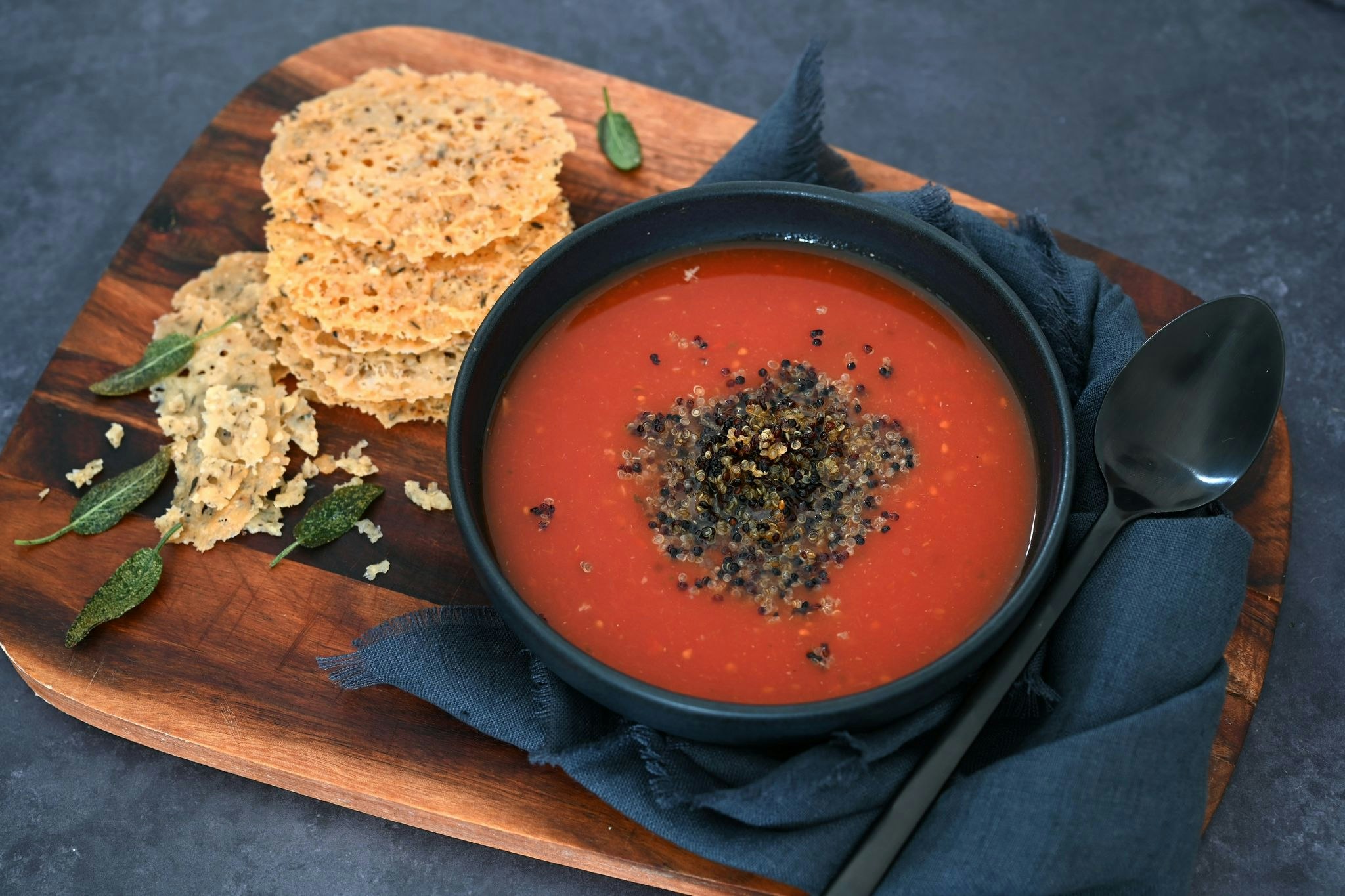 Cremig und crunchig: Aufgepeppt: Tomatensuppe mit Quinoa und Parmesanchips