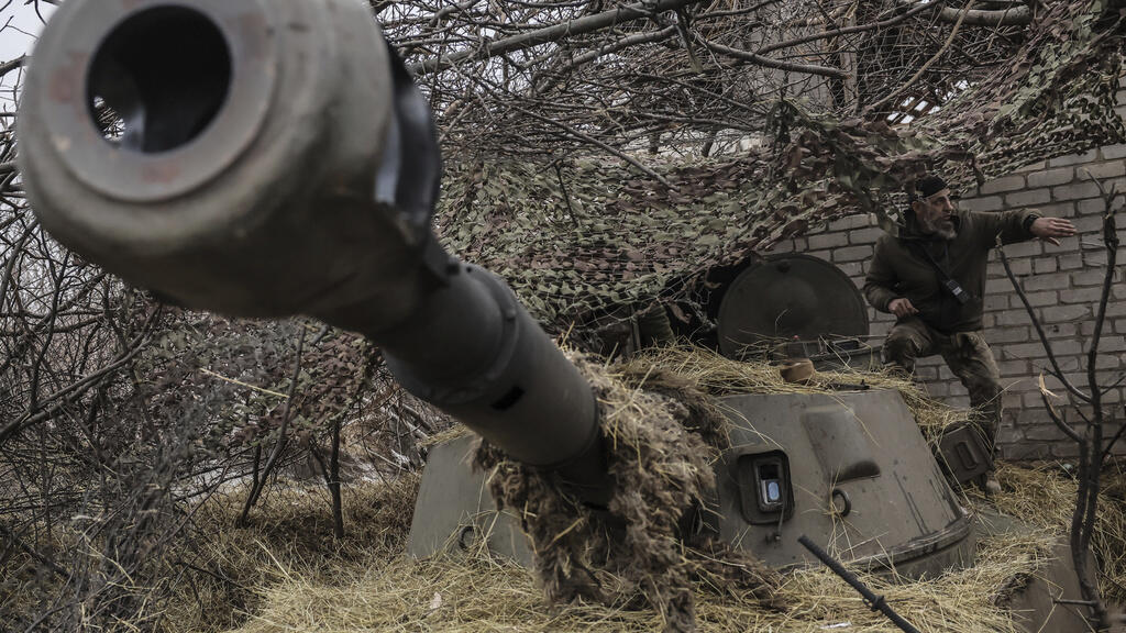 Un soldat ukrainien se prépare à un tir sur un char dans la région de Donetsk, au sud-est de l'Ukraine, le vendredi 7 février 2025.