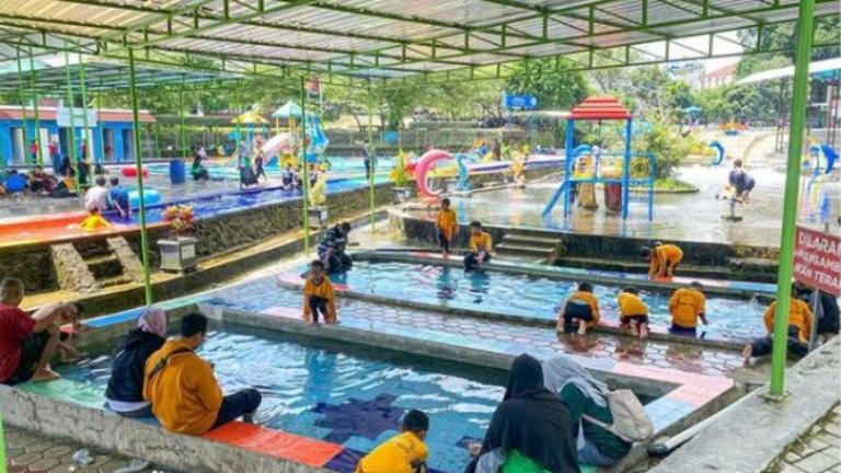 TERAPI IKAN UMBUL - Umbul Pelem Waterpark Klaten ada kolam untuk terapi ikan. (Instagram @umbulpelemwaterpark)