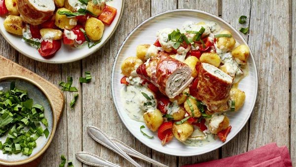 Saisonliebling Bärlauch: Schnitzelröllchen mit Gnocchigemüse